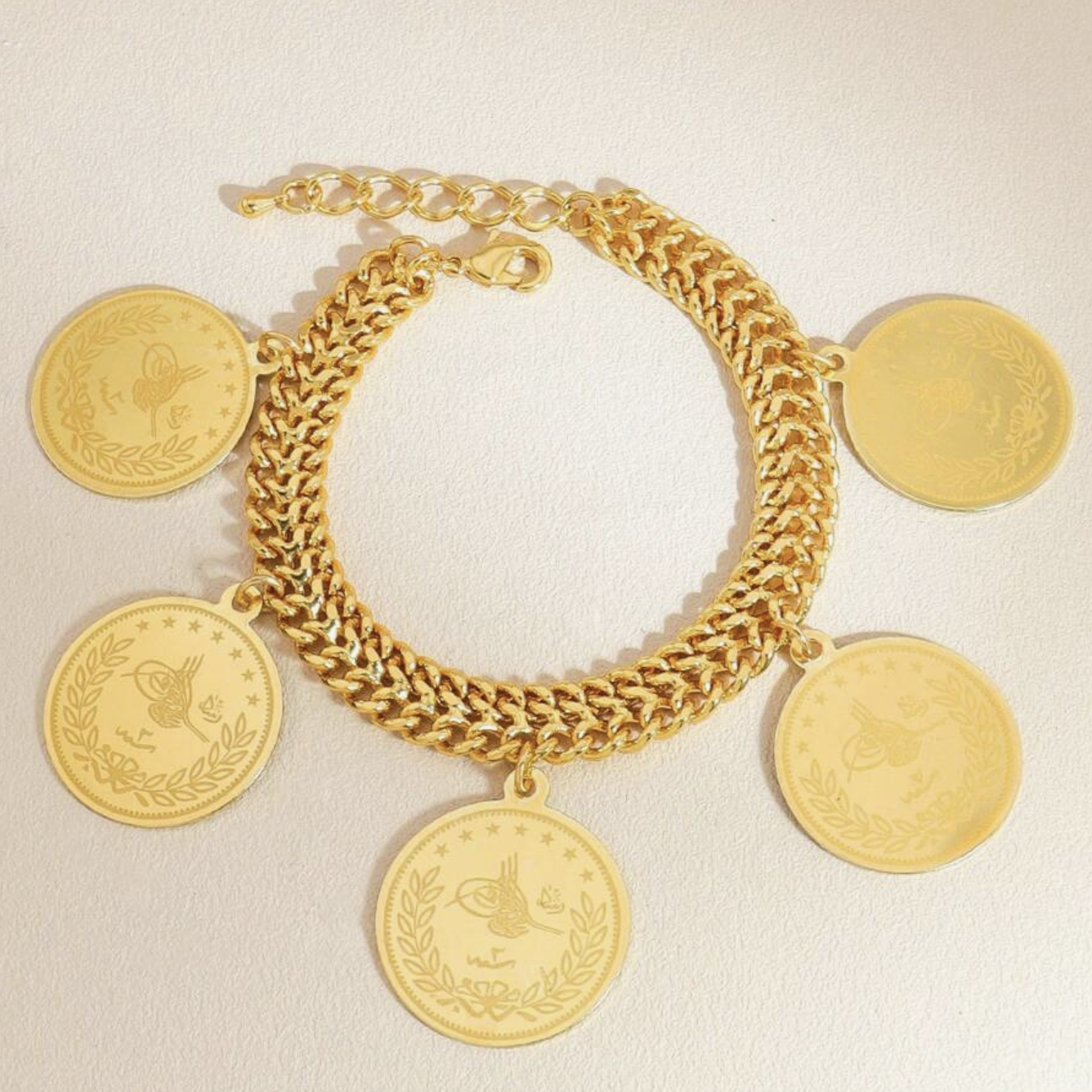 Pulseira com berloques de moeda