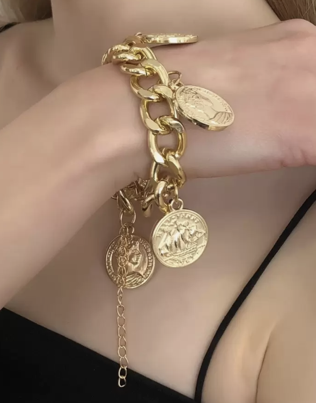 Pulseira estilo correntaria com berloques de moedas