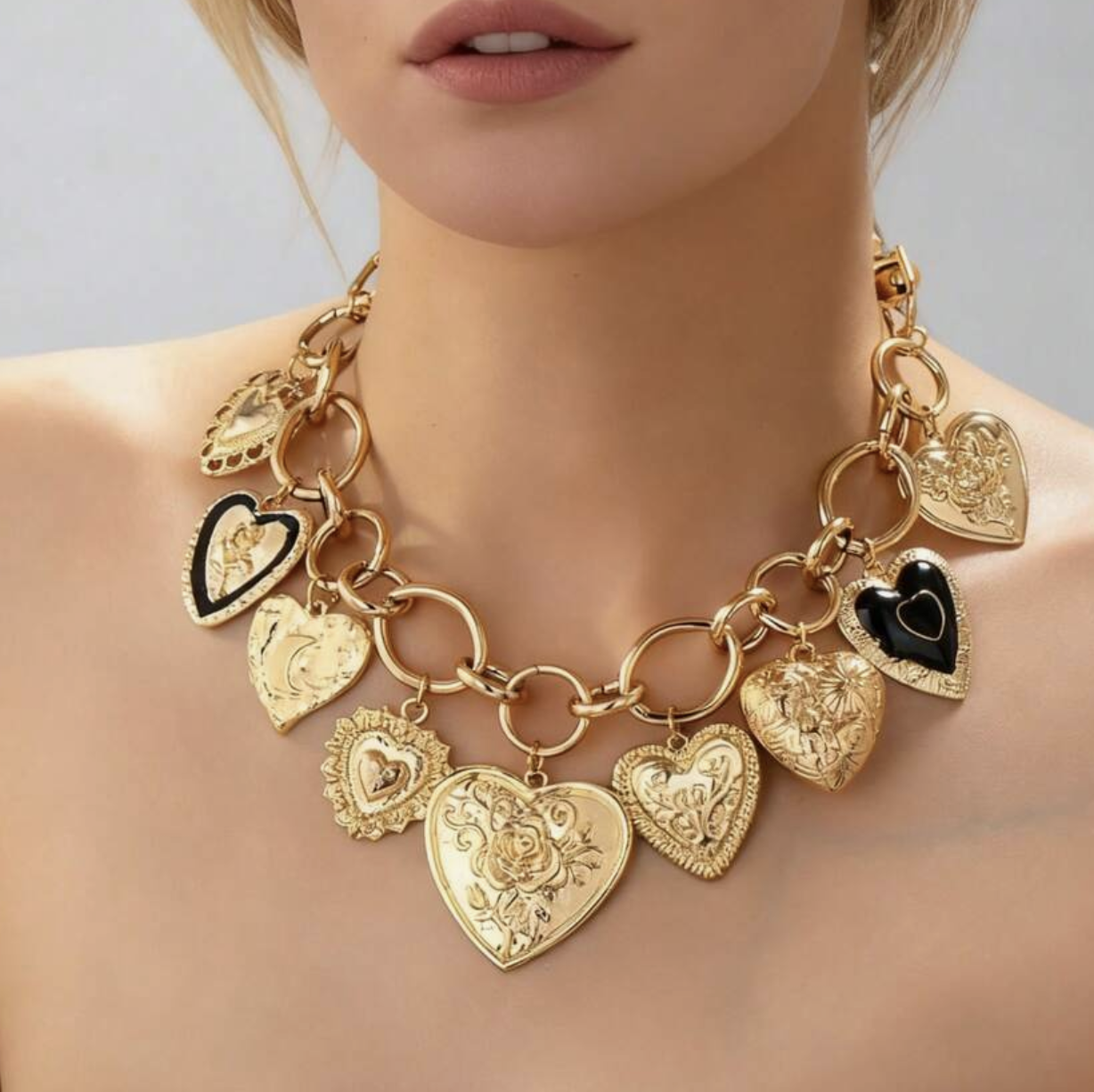 Colar Max Berloques Dourado