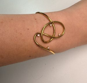 Bracelete dourado spiral com cristais