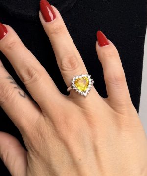 Anel Coração cravejado com citrino amarelo